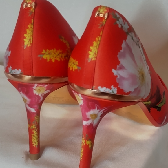 TED BAKER LONDON Red Floral Heels NWT size 11.5 - Picture 4 of 10